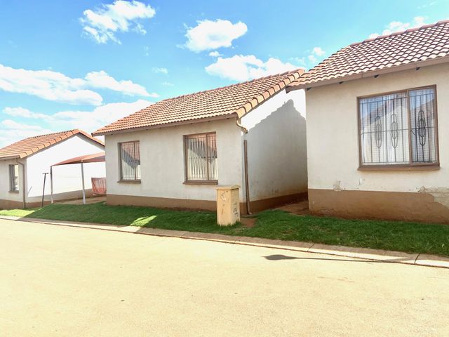 2 Bedroom House For Sale in Clayville
