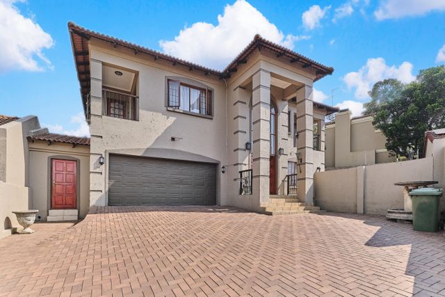4 Bedroom Cluster For Sale in Lonehill