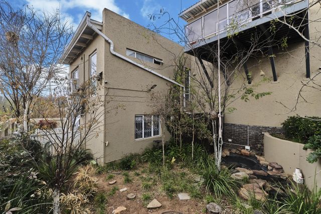 5 Bedroom home with potential conversion to Air bnb in Lonehill East