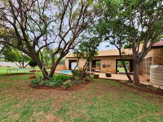 5 Bedroom house for sale, with 3 additional properties in Kameeldrift