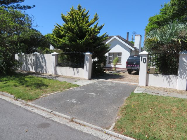 Spacious three bedroom house in Pinelands