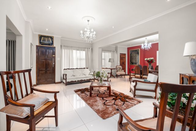Elegant 4-Bedroom Family Haven in Wynberg Village, Cape Town