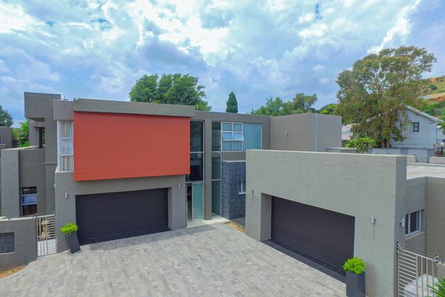 LUSH AND LUXURIOUS CLUSTER IN A SECURE 24HR GATED ROAD IN THE HEART OF BEDFORDVIEW!!!