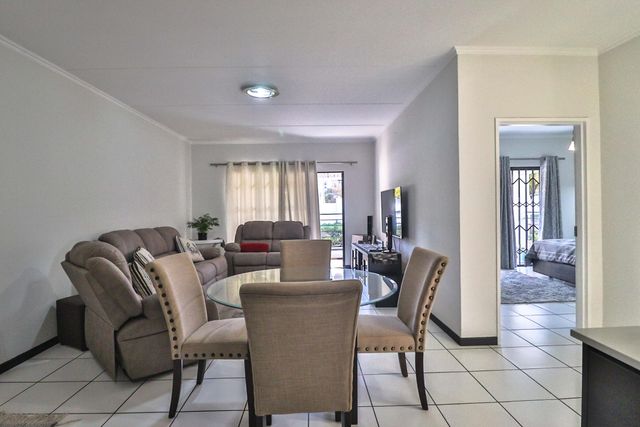 THE PERFECT LOCK-UP AND GO FIRST FLOOR UNIT IN THE DESIRABLE SUBURB OF GREENSTONE HILL