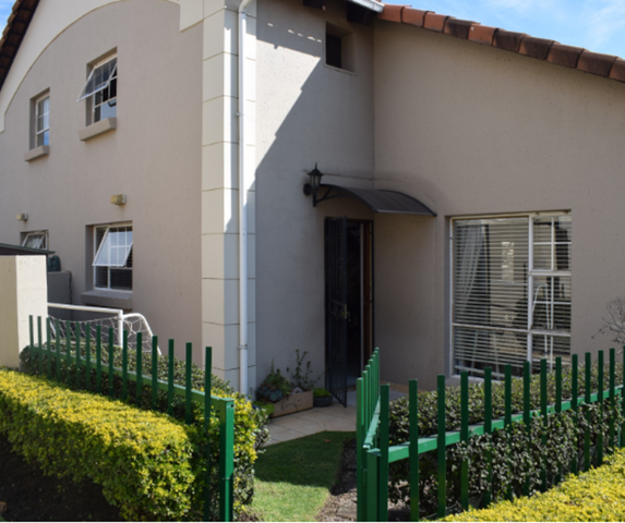 3 Bedroom Townhouse For Sale in Bedford Gardens