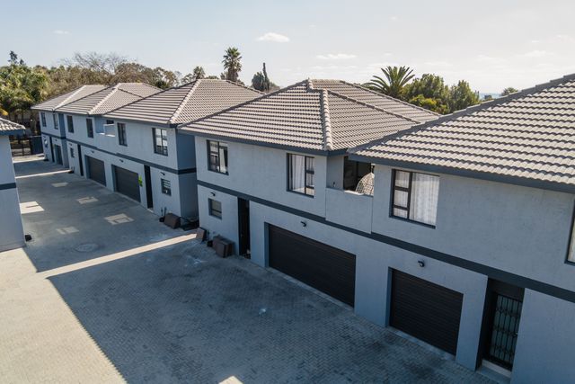 GORGEUOS CLUSTER IN THE HEART OF EDENVALE - THREE BEDROOMS AND TWO BATHROOMS!