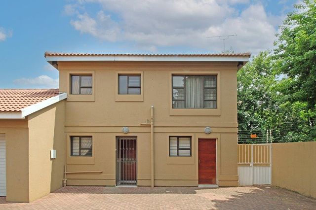 CHARMING TOWNHOUSE IN EDENVALE – MODERN COMFORT