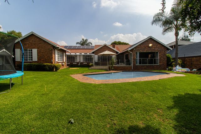 FOUR BEDROOM FAMILY HOME OVERLOOKING GOLF COURSE FOR SALE