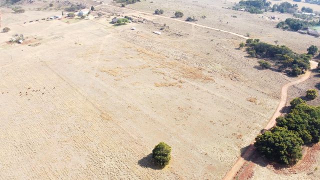 PRETORIA: 14HA FARM WITH LOTS OF WATER NEXT TO N4 AND PERFECT FOR INDUSTRIAL DEVELOPMENT