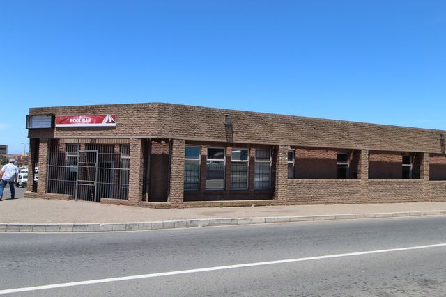 Large Retail / Commercial space in the centre of Vredenburg