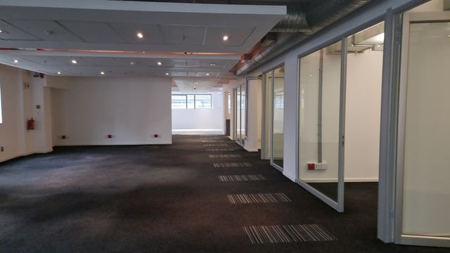 Quiet 353m² office [TO LET] in Ogilvy House just off the Foreshore, Cape Town with lots of features.