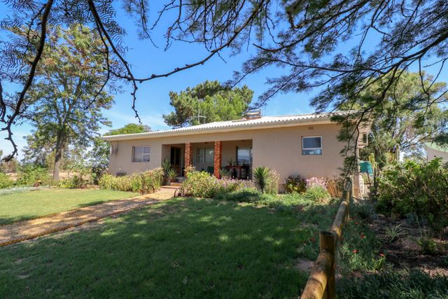 PIKETBERG/VELDDRIF: EXCEPTIONAL SMALLHOLDING WITH BUSINESS RIGHTS