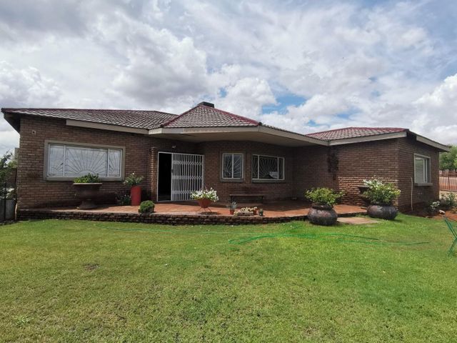 4 Bedroom house for sale in Keidebees, Upington.