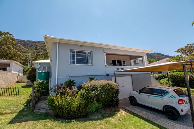 PIKETBERG: FOUR BEDROOM HOUSE WITH FLAT AND POOL FOR SALE
