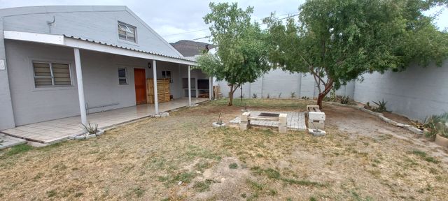 PIKETBERG: 2 BEDROOM APARTMENT TO LET