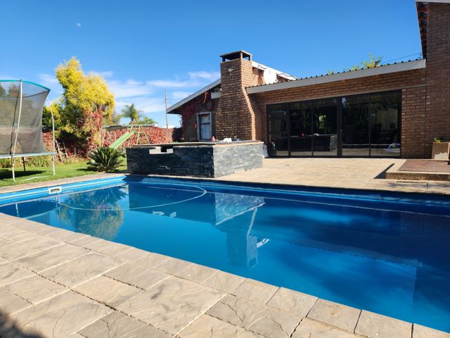 Beautiful modern house for sale in Kanoneiland, Upington.