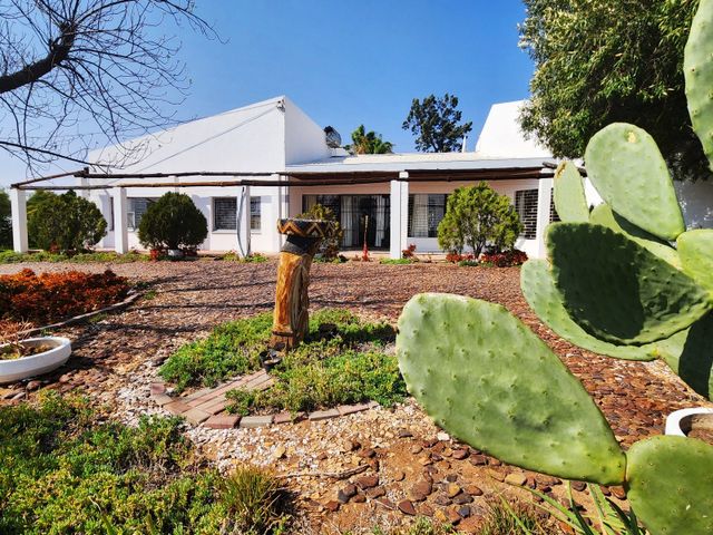 Beautiful family home for sale in the countryside near Upington.