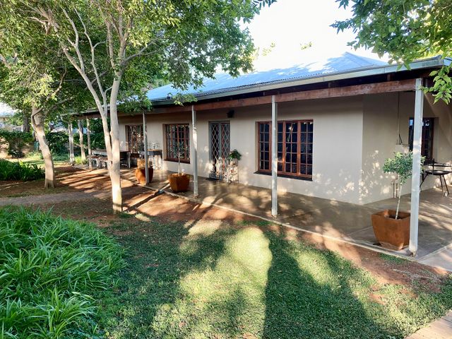 Charming Family Home with Income-Generating Flatlet in Middelpos, Upington