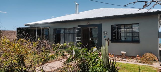 Karoo style main house, 2 apartments with ongoing income, windmill with dam!!