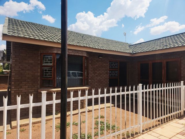 Townhouse for sale in Keidebees, Upington