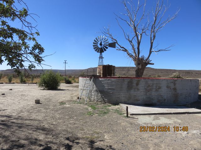 Karoo style main house, 2 apartments with ongoing income, windmill with dam!!